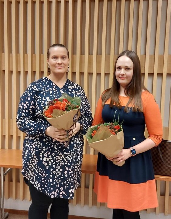 Puheenjohtajat ovat kukkansa ansainneet. Vaalitulosten jälkeen kukitettiin puheenjohtaja Anne Sarvi Jytystä (vas.) ja varapuheenjohtaja Mirja Kinnunen Tehystä.